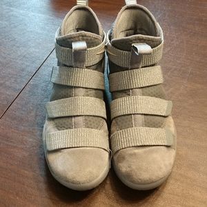 Le Bron James Nike shoes